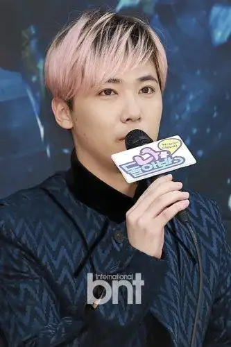 李弘基_韩星李弘基捞金遭围堵 女粉丝兴奋过度晕倒_韩国娱乐新闻_韩剧