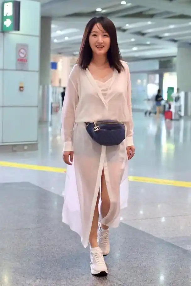 杨钰莹真是大胆,透视衬衫开叉露出"安全裤",48岁肉感十足
