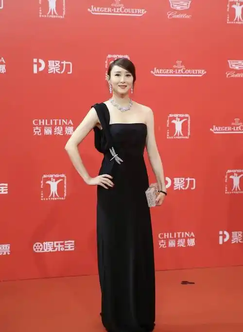 42岁胡静时尚犹存抹身材长裙湿发尽显女人味这腰臀比绝了