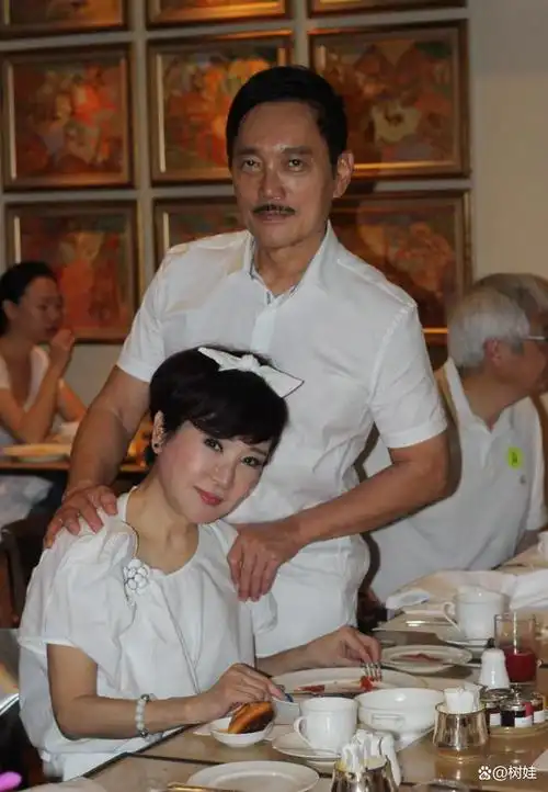 谢贤的前妻狄波拉在2000年与新加坡籍机师,人称胡须kong的江耀城再婚