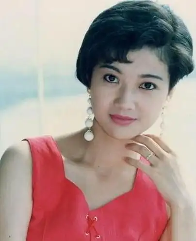 回首90年代,琼瑶剧《婉君》的热播让一位名叫王玉玲的女演员开始崭露
