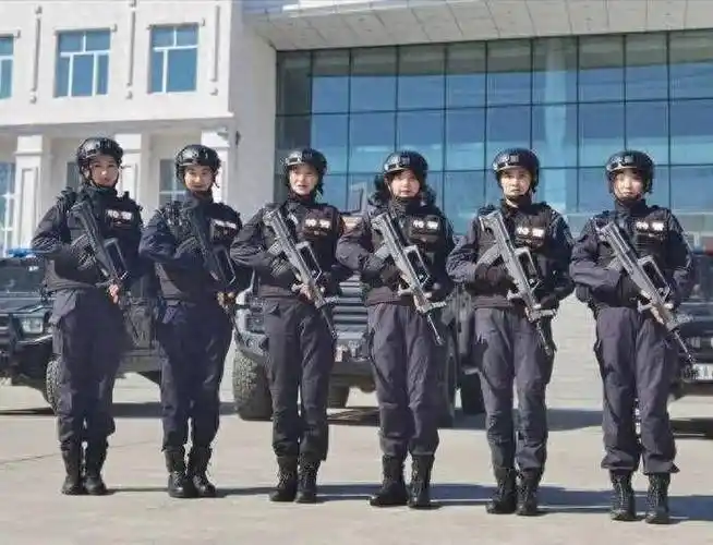 致敬了不起的她!冰城女特警们很酷很飒_训练_李鑫玥_女子特警队