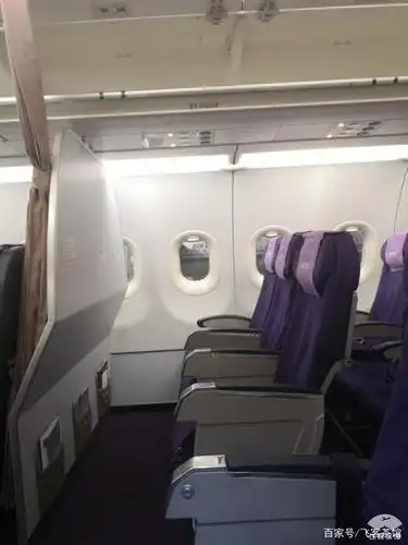 低成本高效率的飞行!有颈托的经济舱很适合睡觉,猜猜是哪家航司