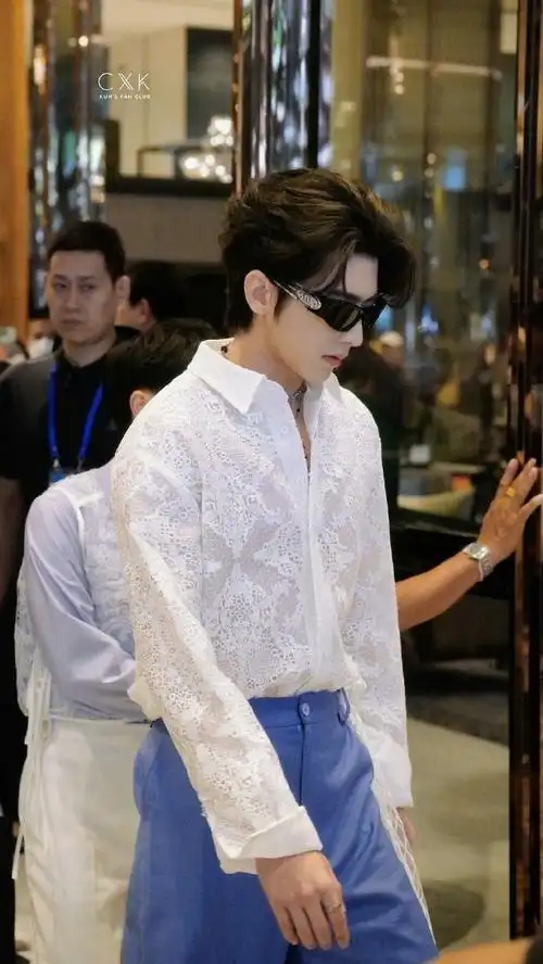 蔡徐坤侧腰飘带好长##奔跑吧泰国路透