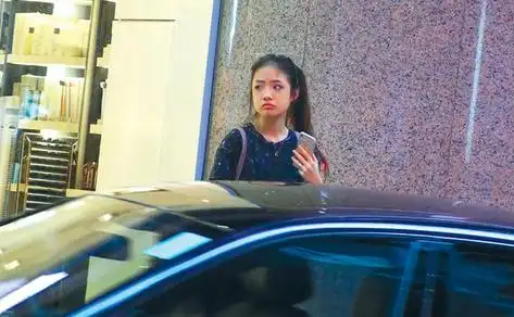 图片来源于网络前阵子,还不到17岁的张瑶华被爆出了大新闻,疑似与外国