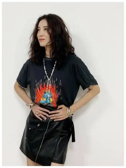 之前常见的羊毛卷发发型,有点蓬松和混乱的发型让宋佳看起来很有个性