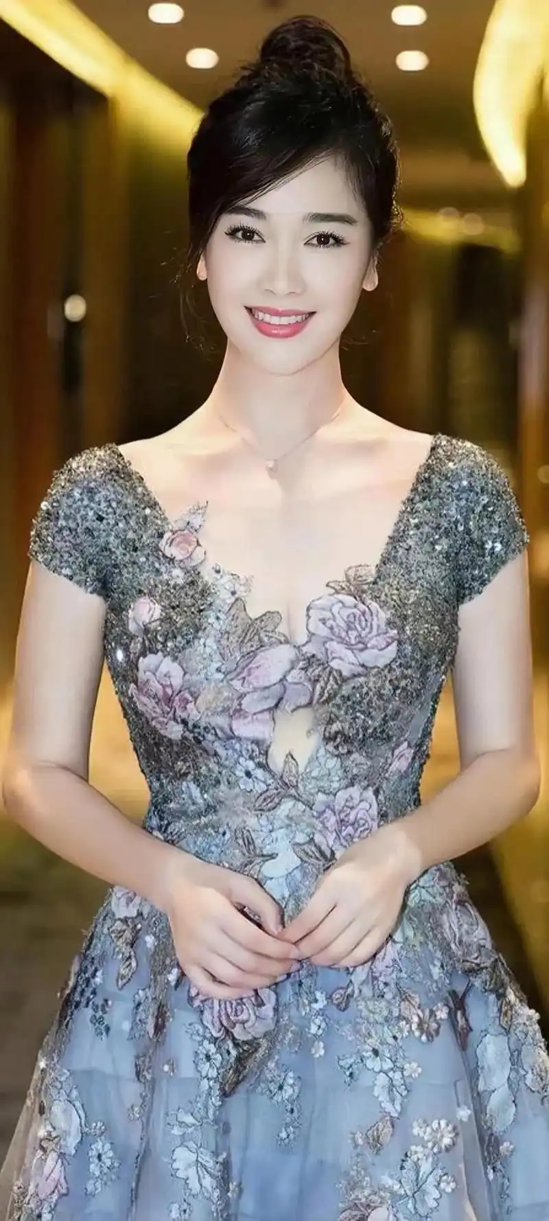 舞者左小青:体操界的翘楚,演艺圈的耀眼之星 左小青,出生于中国湖南省