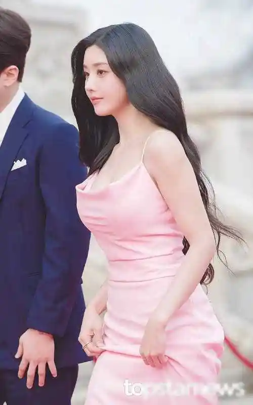 一些公开的照片和视频中,她身穿白色,红色和粉色的服装,美艳动人.