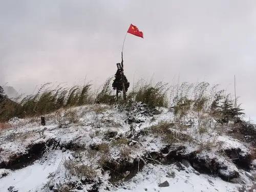 带着冰冷的雪花拍打在他们脸上,望着彼此的脸庞,目光坚毅的望向着远方