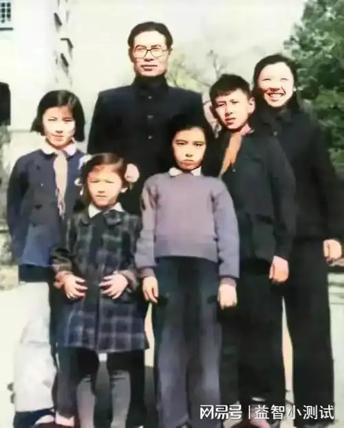 1952年高岗与夫人李力群及子女们的合影