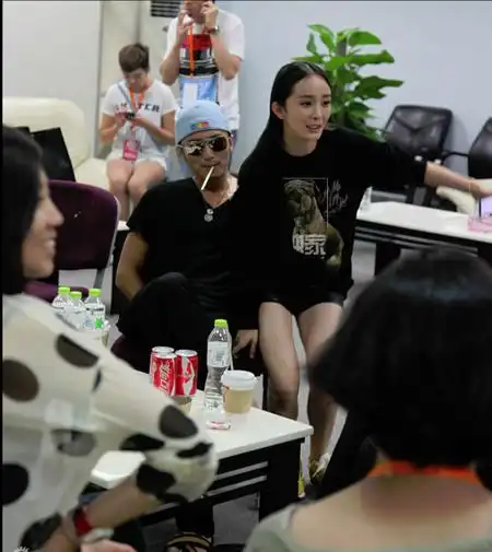 谢霆锋喊杨幂坐大腿 两人暧昧十足镜头