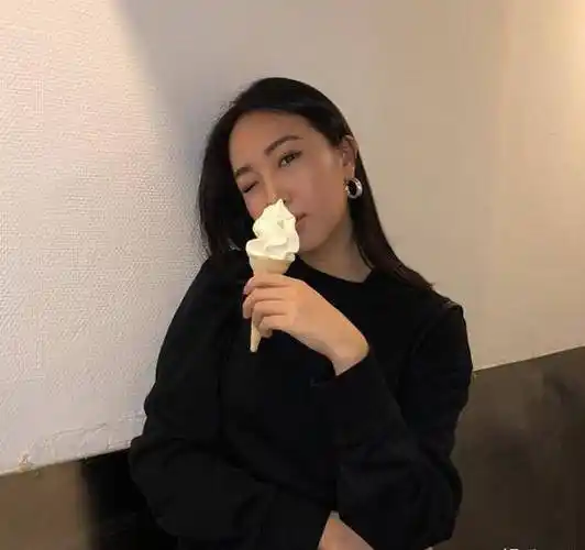 杨佑宁升级当爸后,女友靓照首曝光,外型亮眼身材十分高挑_malinda