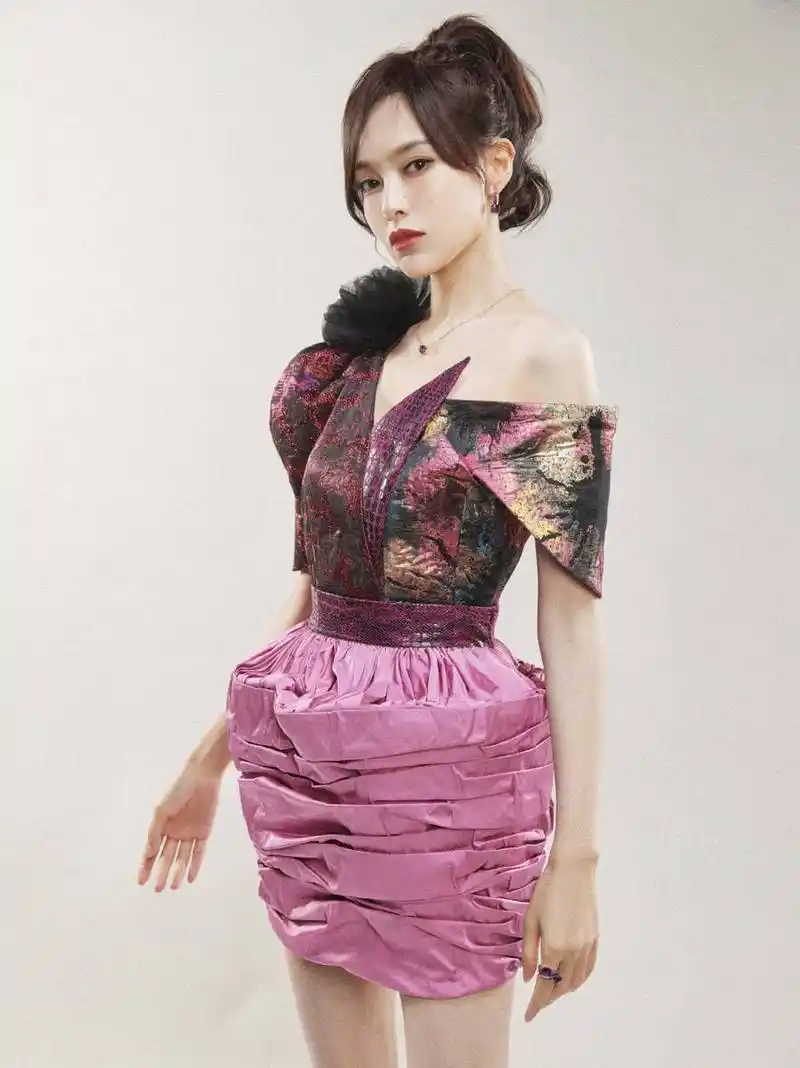 唐嫣露肩短裙甜美御姐范马尾辫配粉高跟好似芭比