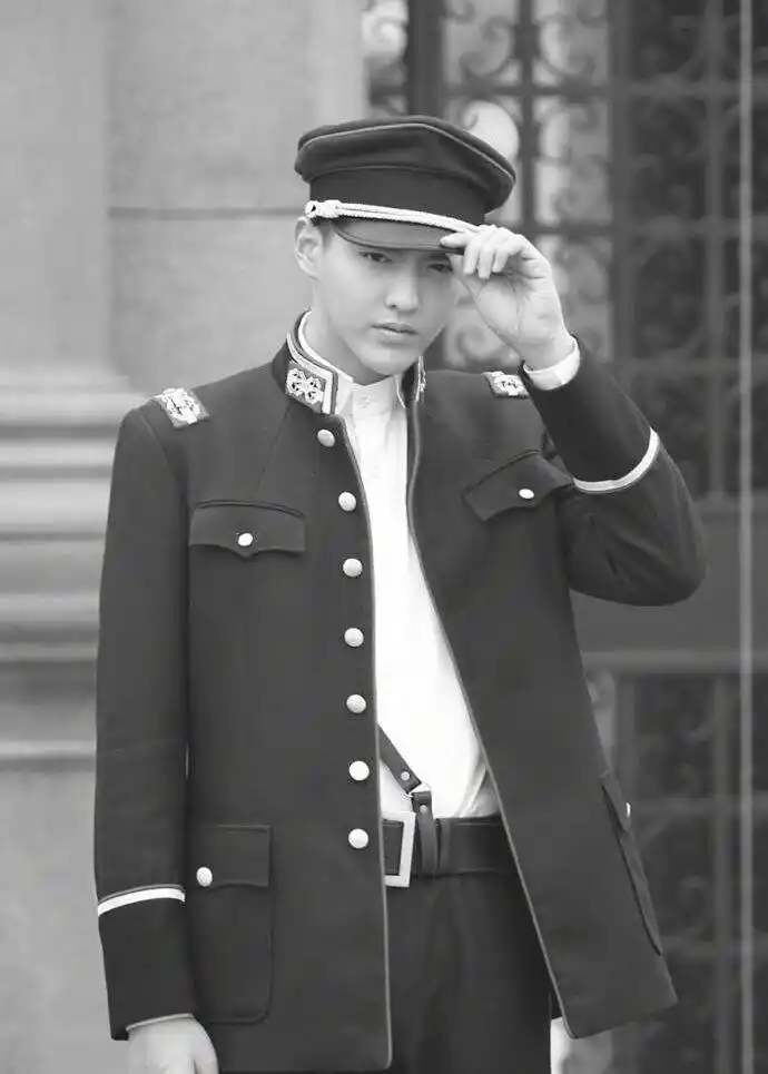 吴亦凡军装照帅出天际!像是从小说里走出来的霸道少帅