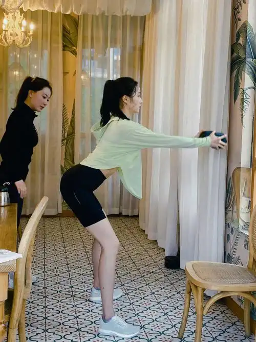 关晓彤片场健身照##关晓彤的腿细长直