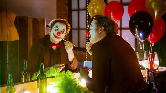 戴小丑面具开车的女人一个穿着盛装的疯子小丑对着镜子微笑头像的亚洲