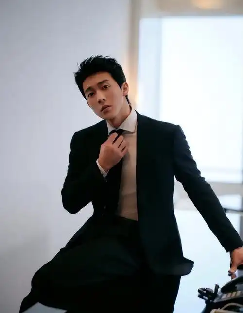 有点像"中国版丁海寅",乖巧又纯情.