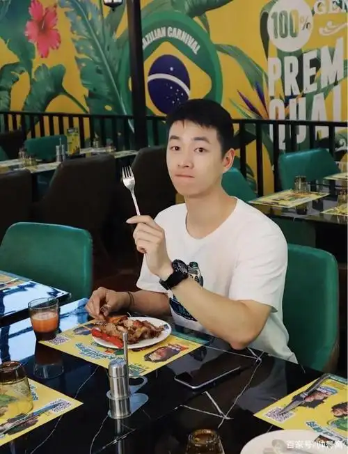 吃饭都不老实的小哥哥,长得帅再难看的吃相,都能拍出型男气质!