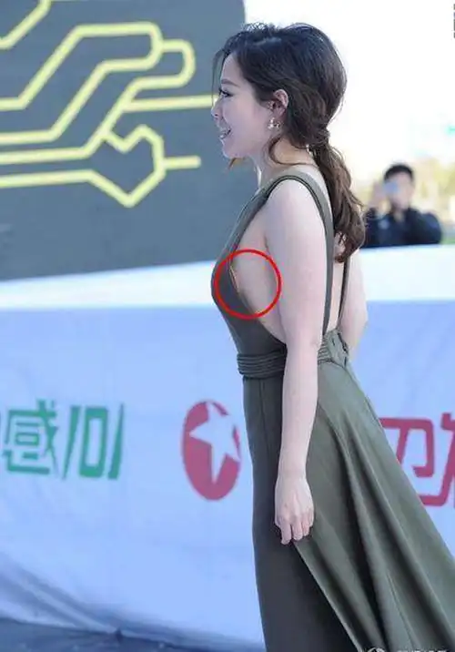 张靓颖的这条裙子正面看很美 侧面看有点小尴尬?