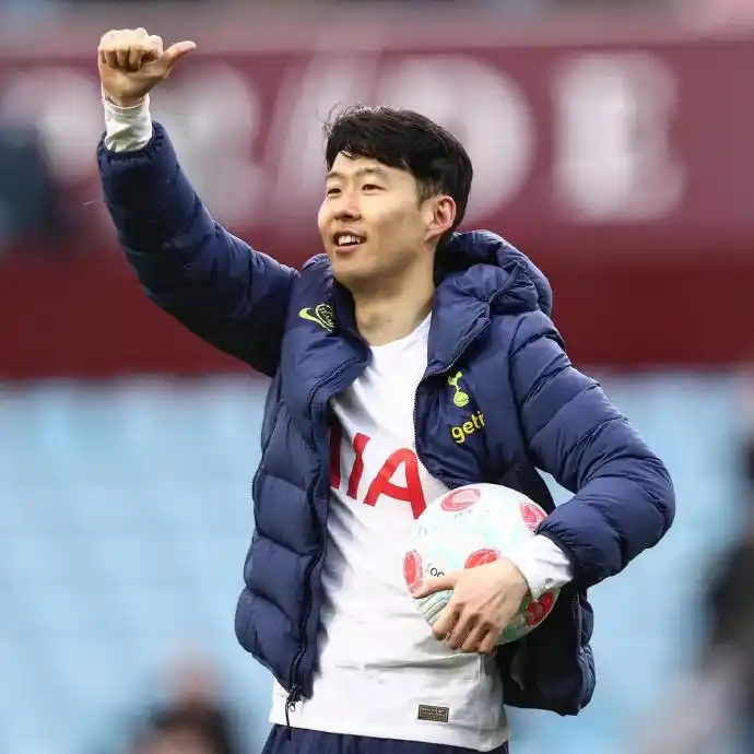 孙兴慜:照相庆祝是想留住美好回忆 我喜欢热刺 所以就喜欢笑