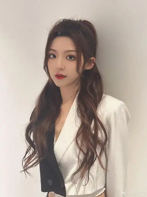 毕业于香港大学英语系,2017年还在上大三的她就已经进入kpl解说青训营