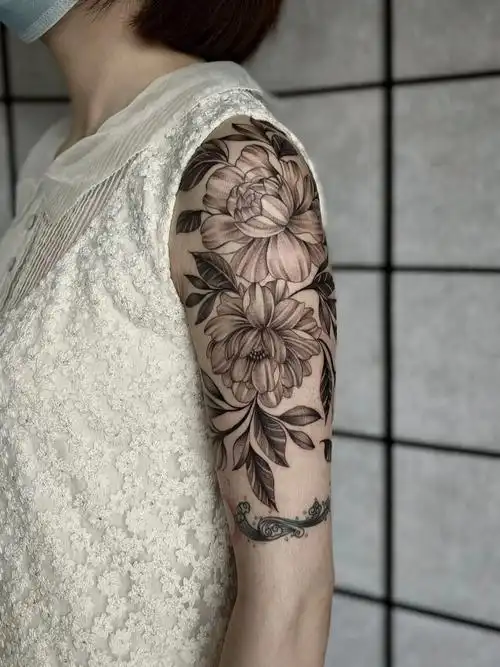 刺青创办于2012年十年的时间潜心耕耘数以千计的纹身作品是我们立足的