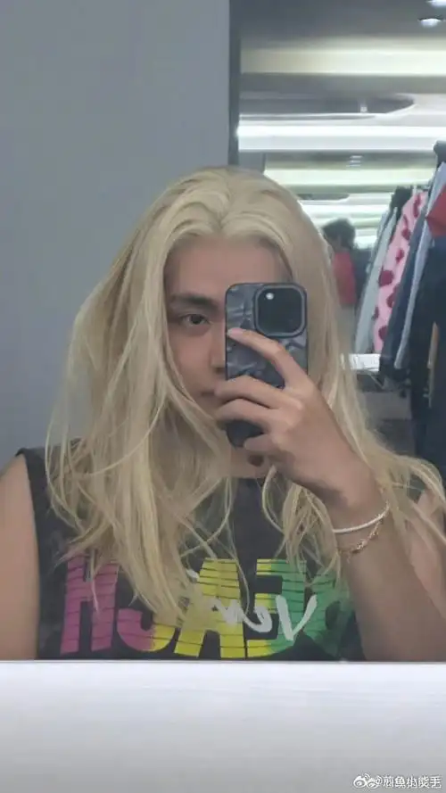 金泰亨金色长发对镜自拍##这居然是金泰亨