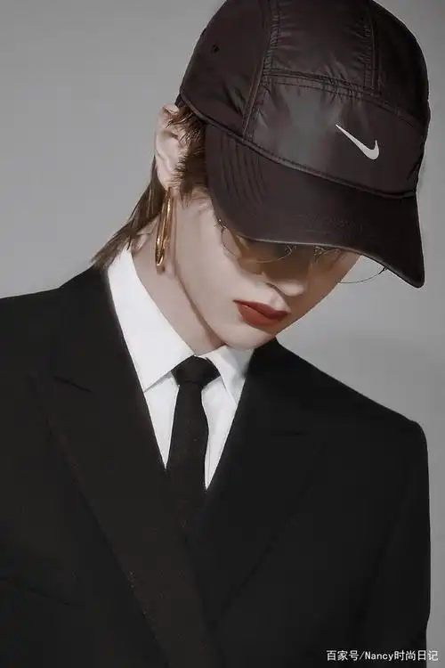 组图:王一博拍时尚芭莎大片,大耳环棒球帽搭配黑西装,又a又飒