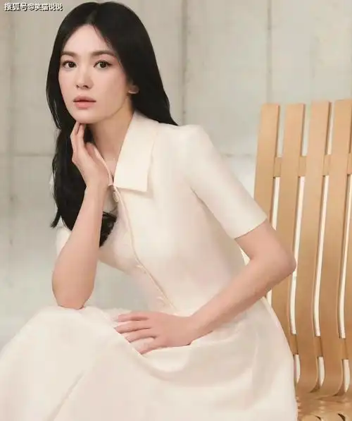 原创宋慧乔晒最新物料照中分卷发好温柔怼脸拍好美