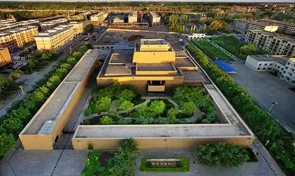 敦煌博物馆外观呈一幢由长城,烽燧组成的中国古代堡垒式建筑.