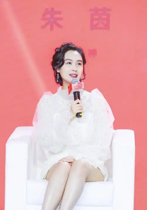 原创朱茵参加某综艺节目造型,西装短裤套装配低马尾,小个子赶紧get