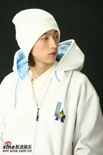 图:李萌新浪音乐讯 在2005年风平浪静的4月份,网络上出现了一首让人