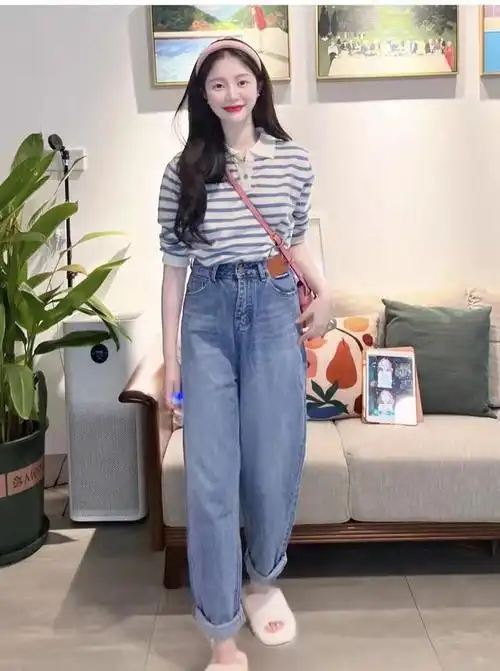 这件套头衫好穿又亮眼,搭配上同样清新的牛仔裤真是太棒了!