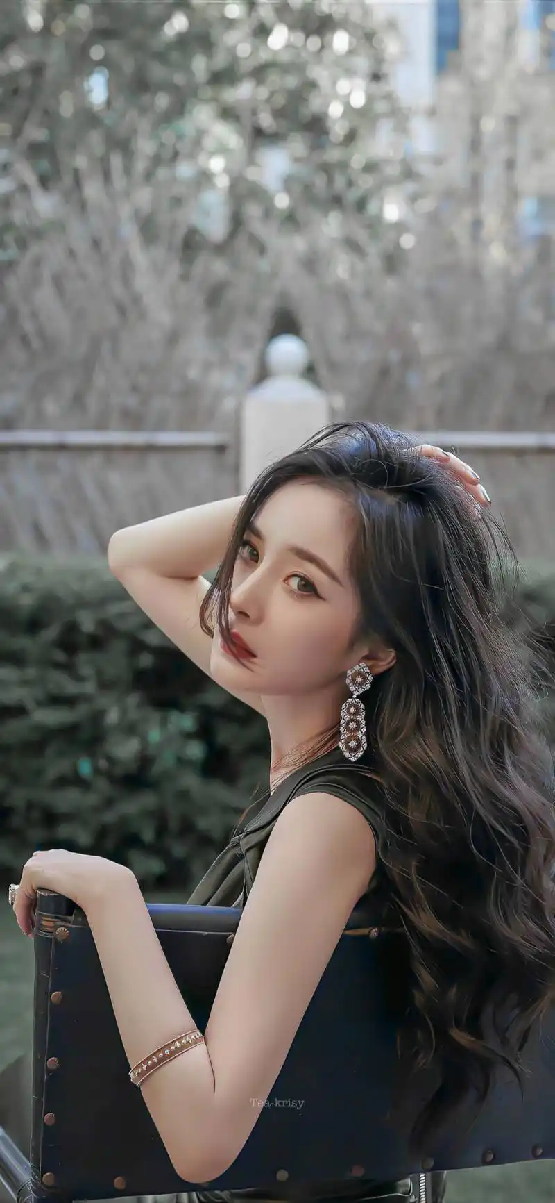 杨幂的站姿火了!细腰和臀成90度,美极了