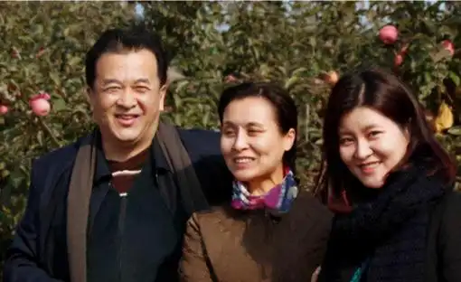 回顾小品演员夫妻对比:冯巩娇妻长得美,范伟宠妻三十余年零绯闻