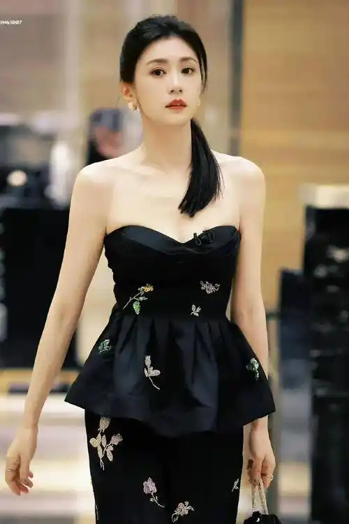 49岁冻龄女星贾静雯美爆了!同框小21岁郭麒麟像姐弟