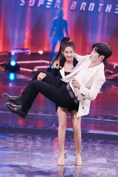 邢菲公主抱李汶翰摔倒##邢菲公主抱李汶翰