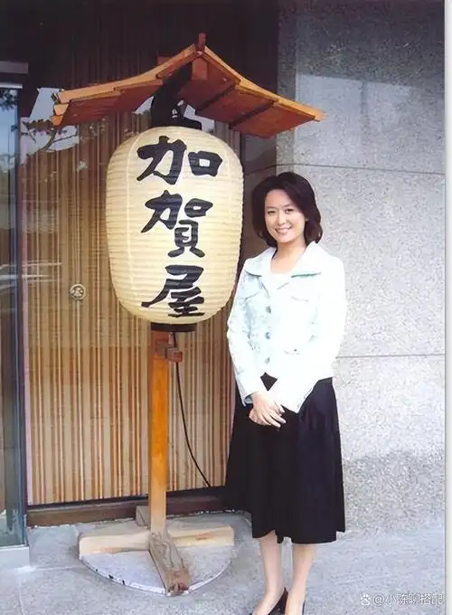 "第一青衣"左翎:59岁的她穿搭亮眼又减龄,妈妈们照穿很优雅