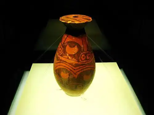 母系氏族社会时期的珍贵原始艺术品兽面纹细颈壶