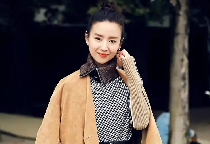 43岁董洁现身巴黎时装周,照片中的她丝毫不显老,宛如"冰冻少女"