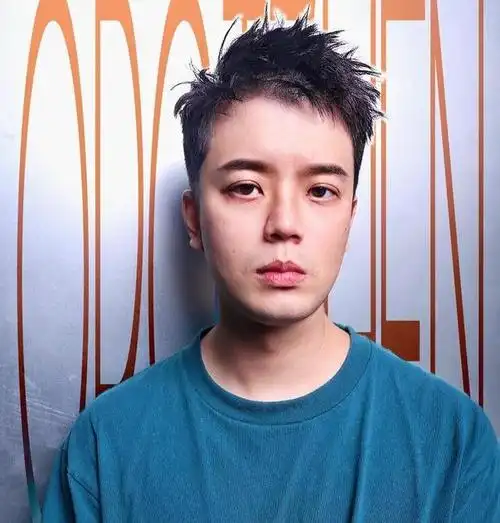 男生把头发往两边分拨,能够修饰脸型,整形象体会变得更加时尚偏分发型