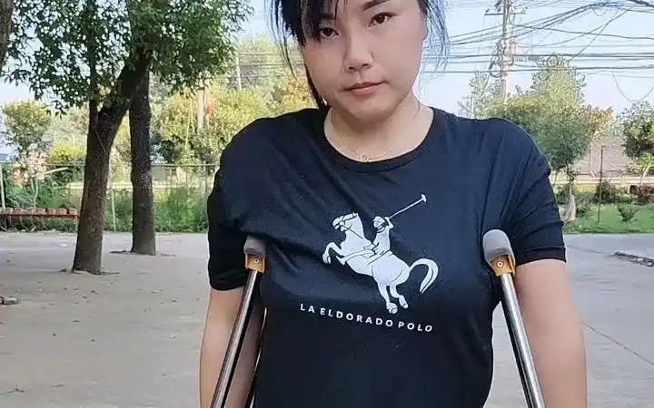 polio, 小儿麻痹症,拄双拐艰难行走,可爱的残疾女孩(17)