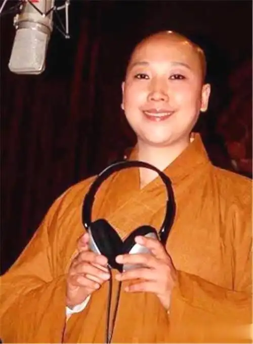 李娜是上世纪八九十年代红极一时的著名女歌手,演唱过《好人一生平安