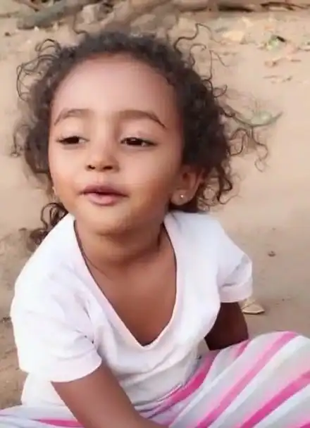 来玩过家家喽,我是中非混血宝宝,喜欢我的哥哥姐姐叔叔阿姨请用你们