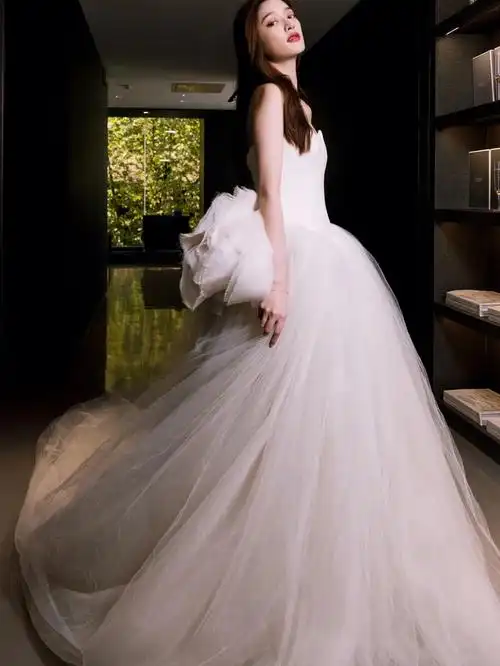 跌跌撞撞向你奔赴而来verawanghaute婚纱