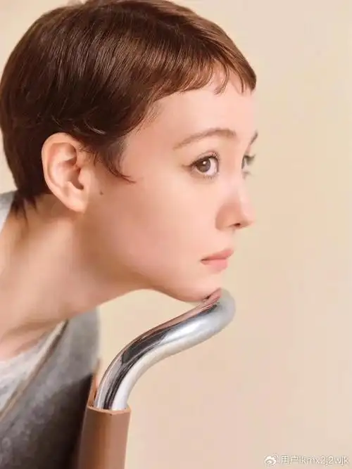 超短露耳短发:高颜值美女的时尚秘诀