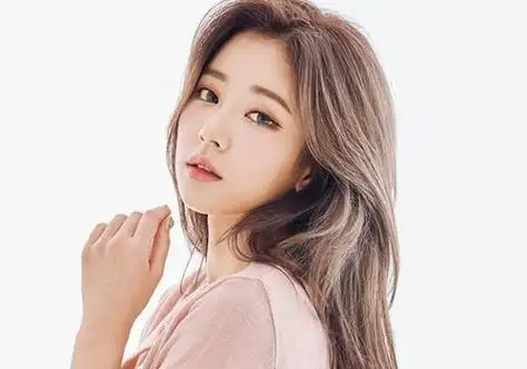 长方脸女生偏分后梳烫卷发发型