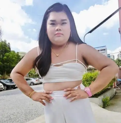 泰国丑胖女神宝拉秒杀大长腿美女,不仅是网络红人身边还不缺帅哥