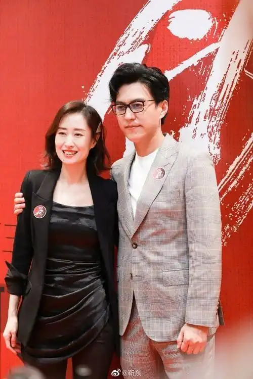 靳东晒与刘敏涛合影网友直呼梦回伪装者