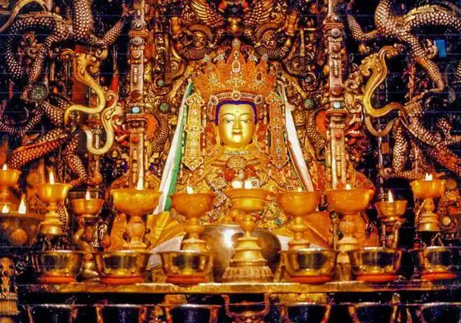 藏传佛教寺庙大昭寺历经千年,如今朝圣的人仍络绎不绝